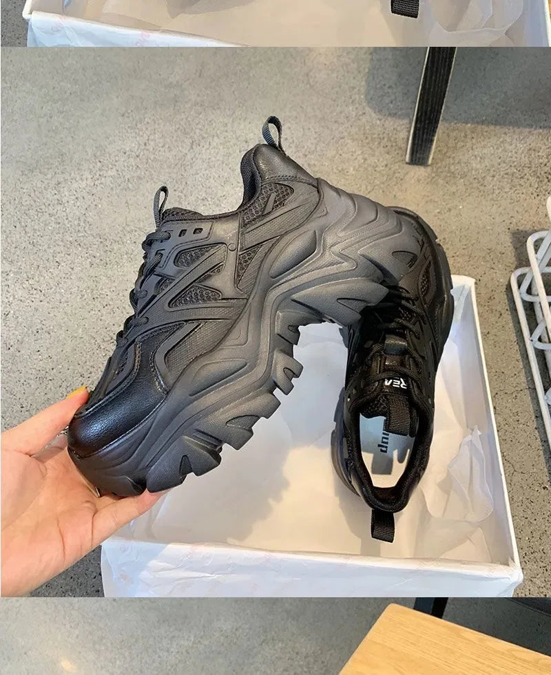 Nuevos zapatos deportivos de plataforma a la moda para mujer, zapatillas gruesas informales negras de verano 20224, zapatos de plataforma de cuero de malla para mujer