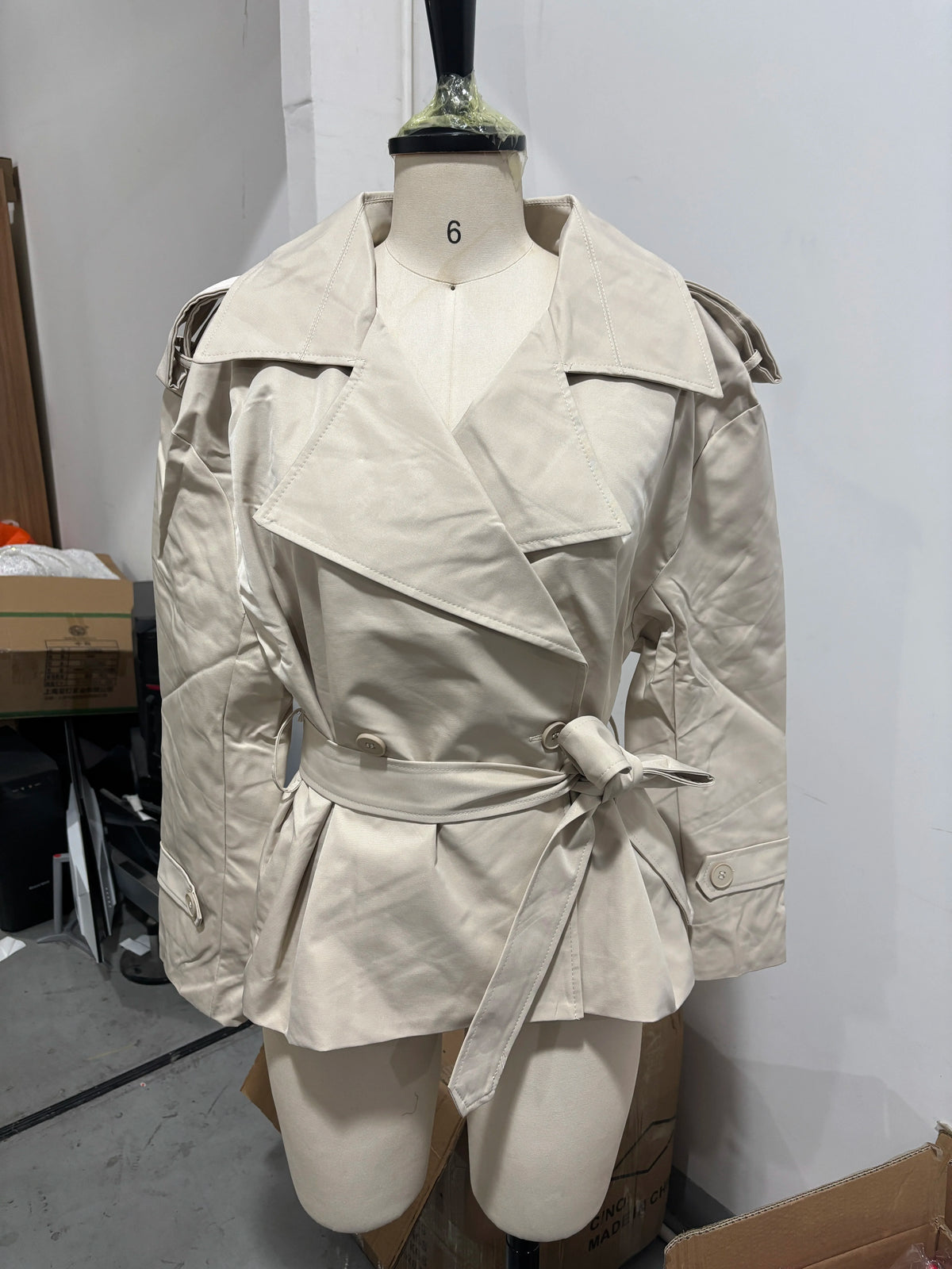 Gabardina lisa con cordones y solapa para mujer, abrigo corto holgado a la moda con mangas largas y hombros anchos, prendas de vestir para ir al trabajo de otoño 2025